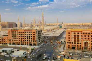Mescidi Nabi ve minare, Medine. Minarelerin dış görünüşü ve bir caminin yeşil kubbesi. Medine, Suudi Arabistan