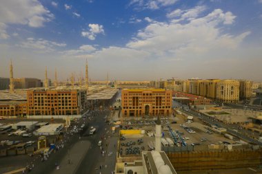 Mescidi Nabi ve minare, Medine. Minarelerin dış görünüşü ve bir caminin yeşil kubbesi. Medine, Suudi Arabistan
