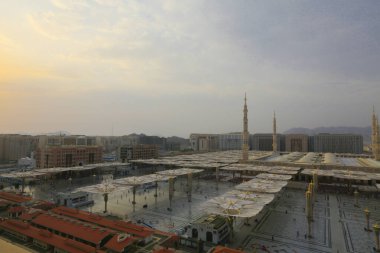 Mescidi Nabi ve minare, Medine. Minarelerin dış görünüşü ve bir caminin yeşil kubbesi. Medine, Suudi Arabistan