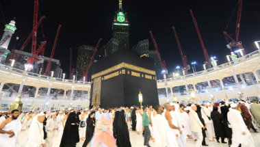 Kutsal Kabe, İslam 'ın merkezidir ve Mekke' deki Mescid-i Haram 'dadır. Bir grup insan Umra ya da Hac boyunca Kabe 'de dolaşıp Tawaf yapıyor.