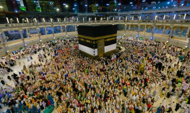 Kutsal Kabe, İslam 'ın merkezidir ve Mekke' deki Mescid-i Haram 'dadır. Bir grup insan Umra ya da Hac boyunca Kabe 'de dolaşıp Tawaf yapıyor.