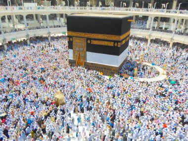 Kutsal Kabe, İslam 'ın merkezidir ve Mekke' deki Mescid-i Haram 'dadır. Bir grup insan Umra ya da Hac boyunca Kabe 'de dolaşıp Tawaf yapıyor.