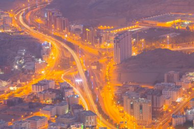 Kutsal Kabe, İslam 'ın merkezidir ve Mekke' deki Mescid-i Haram 'dadır. Bir grup insan Umra ya da Hac boyunca Kabe 'de dolaşıp Tawaf yapıyor.