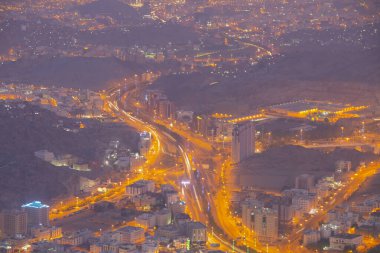 Kutsal Kabe, İslam 'ın merkezidir ve Mekke' deki Mescid-i Haram 'dadır. Bir grup insan Umra ya da Hac boyunca Kabe 'de dolaşıp Tawaf yapıyor.
