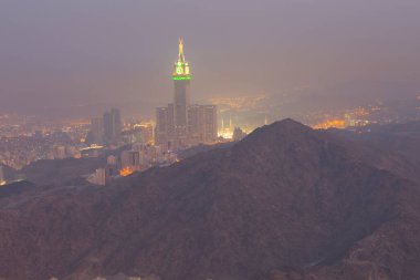 Kutsal Kabe, İslam 'ın merkezidir ve Mekke' deki Mescid-i Haram 'dadır. Bir grup insan Umra ya da Hac boyunca Kabe 'de dolaşıp Tawaf yapıyor.