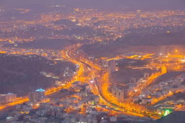 Kutsal Kabe, İslam 'ın merkezidir ve Mekke' deki Mescid-i Haram 'dadır. Bir grup insan Umra ya da Hac boyunca Kabe 'de dolaşıp Tawaf yapıyor.