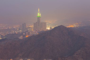 Kutsal Kabe, İslam 'ın merkezidir ve Mekke' deki Mescid-i Haram 'dadır. Bir grup insan Umra ya da Hac boyunca Kabe 'de dolaşıp Tawaf yapıyor.