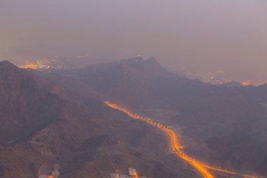 Kutsal Kabe, İslam 'ın merkezidir ve Mekke' deki Mescid-i Haram 'dadır. Bir grup insan Umra ya da Hac boyunca Kabe 'de dolaşıp Tawaf yapıyor.