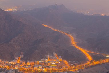Kutsal Kabe, İslam 'ın merkezidir ve Mekke' deki Mescid-i Haram 'dadır. Bir grup insan Umra ya da Hac boyunca Kabe 'de dolaşıp Tawaf yapıyor.