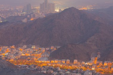 Kutsal Kabe, İslam 'ın merkezidir ve Mekke' deki Mescid-i Haram 'dadır. Bir grup insan Umra ya da Hac boyunca Kabe 'de dolaşıp Tawaf yapıyor.