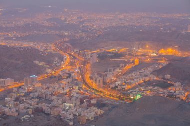 Kutsal Kabe, İslam 'ın merkezidir ve Mekke' deki Mescid-i Haram 'dadır. Bir grup insan Umra ya da Hac boyunca Kabe 'de dolaşıp Tawaf yapıyor.