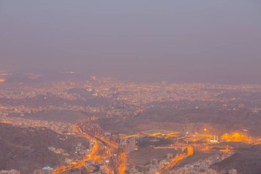 Kutsal Kabe, İslam 'ın merkezidir ve Mekke' deki Mescid-i Haram 'dadır. Bir grup insan Umra ya da Hac boyunca Kabe 'de dolaşıp Tawaf yapıyor.