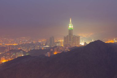 Kutsal Kabe, İslam 'ın merkezidir ve Mekke' deki Mescid-i Haram 'dadır. Bir grup insan Umra ya da Hac boyunca Kabe 'de dolaşıp Tawaf yapıyor.