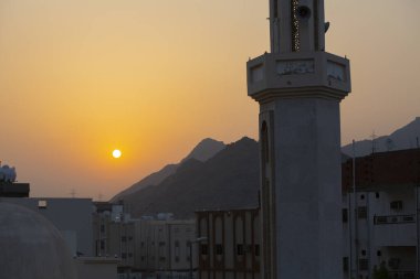Kutsal Kabe, İslam 'ın merkezidir ve Mekke' deki Mescid-i Haram 'dadır. Bir grup insan Umra ya da Hac boyunca Kabe 'de dolaşıp Tawaf yapıyor.