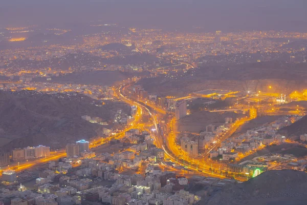 Kutsal Kabe, İslam 'ın merkezidir ve Mekke' deki Mescid-i Haram 'dadır. Bir grup insan Umra ya da Hac boyunca Kabe 'de dolaşıp Tawaf yapıyor.