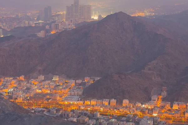 Kutsal Kabe, İslam 'ın merkezidir ve Mekke' deki Mescid-i Haram 'dadır. Bir grup insan Umra ya da Hac boyunca Kabe 'de dolaşıp Tawaf yapıyor.