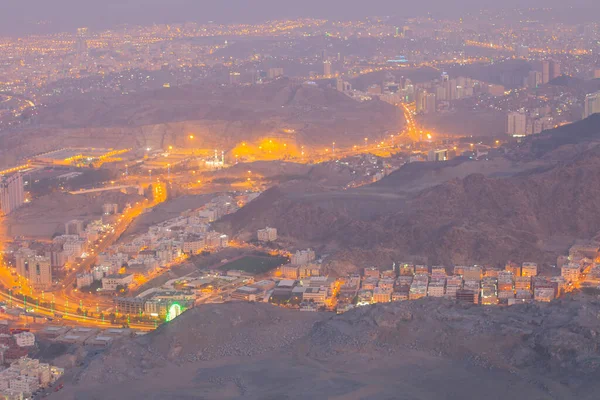 Kutsal Kabe, İslam 'ın merkezidir ve Mekke' deki Mescid-i Haram 'dadır. Bir grup insan Umra ya da Hac boyunca Kabe 'de dolaşıp Tawaf yapıyor.
