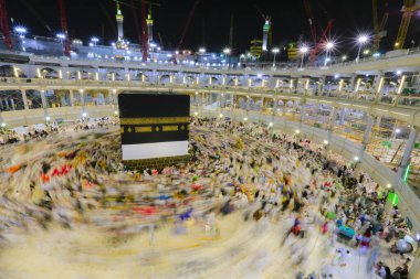 Kabe dünyanın en büyük camisidir. Dünyanın dört bir yanından gelen Müslüman hacılar, Suudi Arabistan 'daki Hac sırasında gece Kabe' yi ziyaret ediyorlar. Suudi Arabistan, Kabe
