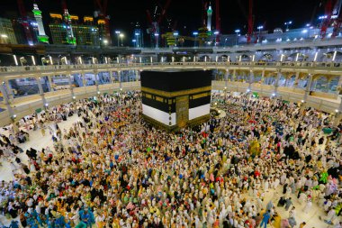 Kabe dünyanın en büyük camisidir. Dünyanın dört bir yanından gelen Müslüman hacılar, Suudi Arabistan 'daki Hac sırasında gece Kabe' yi ziyaret ediyorlar. Suudi Arabistan, Kabe