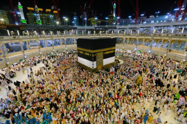 Kabe dünyanın en büyük camisidir. Dünyanın dört bir yanından gelen Müslüman hacılar, Suudi Arabistan 'daki Hac sırasında gece Kabe' yi ziyaret ediyorlar. Suudi Arabistan, Kabe