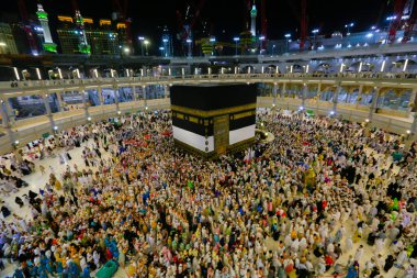Kabe dünyanın en büyük camisidir. Dünyanın dört bir yanından gelen Müslüman hacılar, Suudi Arabistan 'daki Hac sırasında gece Kabe' yi ziyaret ediyorlar. Suudi Arabistan, Kabe