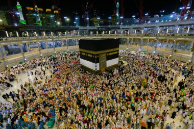 Kabe dünyanın en büyük camisidir. Dünyanın dört bir yanından gelen Müslüman hacılar, Suudi Arabistan 'daki Hac sırasında gece Kabe' yi ziyaret ediyorlar. Suudi Arabistan, Kabe