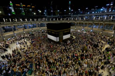 Kabe dünyanın en büyük camisidir. Dünyanın dört bir yanından gelen Müslüman hacılar, Suudi Arabistan 'daki Hac sırasında gece Kabe' yi ziyaret ediyorlar. Suudi Arabistan, Kabe