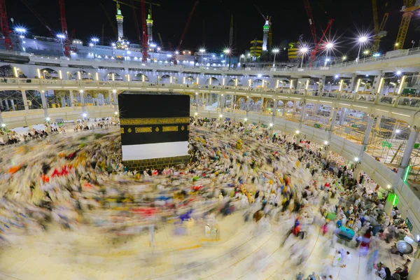 Kabe dünyanın en büyük camisidir. Dünyanın dört bir yanından gelen Müslüman hacılar, Suudi Arabistan 'daki Hac sırasında gece Kabe' yi ziyaret ediyorlar. Suudi Arabistan, Kabe