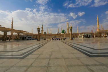 Medine Camii. Müslümanlar, Peygamber. Muhammed camisinin önünde büyük bir şemsiye altında oturdular. Medine, Suudi Arabistan