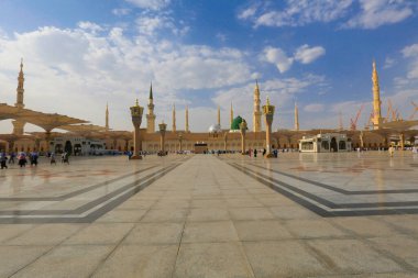 Medine Camii. Müslümanlar, Peygamber. Muhammed camisinin önünde büyük bir şemsiye altında oturdular. Medine, Suudi Arabistan