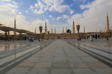 Medine Camii. Müslümanlar, Peygamber. Muhammed camisinin önünde büyük bir şemsiye altında oturdular. Medine, Suudi Arabistan