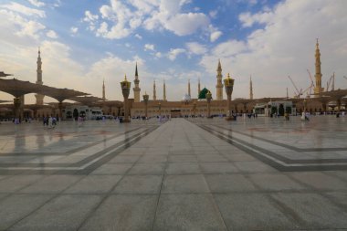 Medine Camii. Müslümanlar, Peygamber. Muhammed camisinin önünde büyük bir şemsiye altında oturdular. Medine, Suudi Arabistan