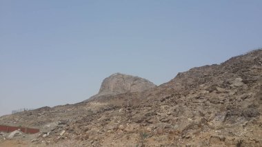 Kutsal Kabe, Mekke 'deki Mescid-i Haram içindeki İslam' ın merkezidir. Siyah ipek kumaşla kaplı Kiswah altın kaligrafi ile Arapça..