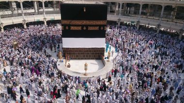 Kutsal Kabe, Mekke 'deki Mescid-i Haram içindeki İslam' ın merkezidir. Siyah ipek kumaşla kaplı Kiswah altın kaligrafi ile Arapça..