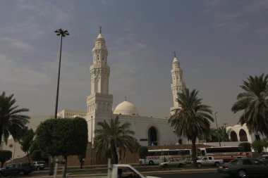Minarelerin dış görünüşü ve yerleşkeden çıkarılan caminin yeşil kubbesi..