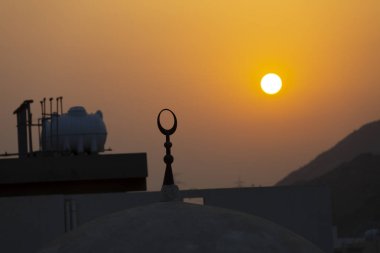 Mekke 'deki hira mağarasında dua eden hacılar. Kabe ve Suudi Arabistan' ın kutsal mekanları.