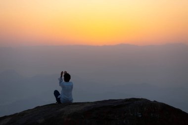 Mekke 'deki hira mağarasında dua eden hacılar. Kabe ve Suudi Arabistan' ın kutsal mekanları.