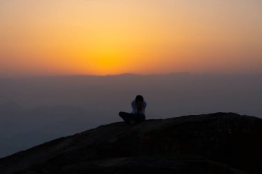 Mekke 'deki hira mağarasında dua eden hacılar. Kabe ve Suudi Arabistan' ın kutsal mekanları.