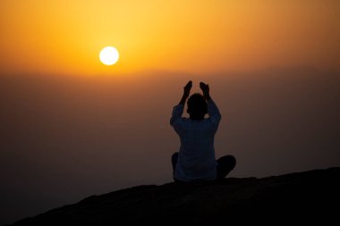 Mekke 'deki hira mağarasında dua eden hacılar. Kabe ve Suudi Arabistan' ın kutsal mekanları.