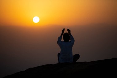 Mekke 'deki hira mağarasında dua eden hacılar. Kabe ve Suudi Arabistan' ın kutsal mekanları.