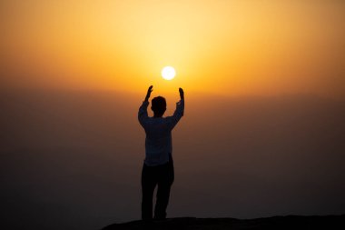 Mekke 'deki hira mağarasında dua eden hacılar. Kabe ve Suudi Arabistan' ın kutsal mekanları.