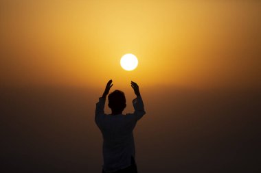 Mekke 'deki hira mağarasında dua eden hacılar. Kabe ve Suudi Arabistan' ın kutsal mekanları.