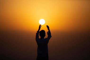 Mekke 'deki hira mağarasında dua eden hacılar. Kabe ve Suudi Arabistan' ın kutsal mekanları.