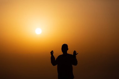 Mekke 'deki hira mağarasında dua eden hacılar. Kabe ve Suudi Arabistan' ın kutsal mekanları.