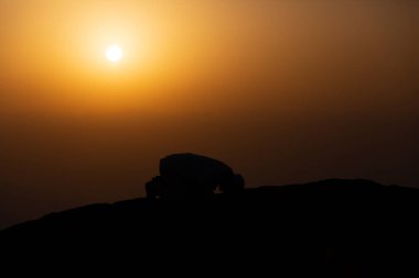 Mekke 'deki hira mağarasında dua eden hacılar. Kabe ve Suudi Arabistan' ın kutsal mekanları.