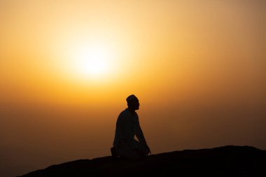 Mekke 'deki hira mağarasında dua eden hacılar. Kabe ve Suudi Arabistan' ın kutsal mekanları.