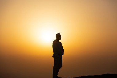 Mekke 'deki hira mağarasında dua eden hacılar. Kabe ve Suudi Arabistan' ın kutsal mekanları.