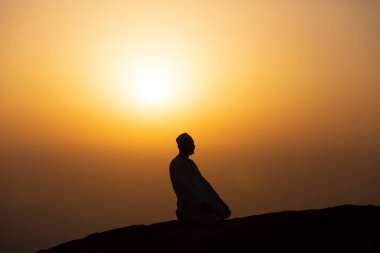 Mekke 'deki hira mağarasında dua eden hacılar. Kabe ve Suudi Arabistan' ın kutsal mekanları.