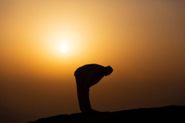 Mekke 'deki hira mağarasında dua eden hacılar. Kabe ve Suudi Arabistan' ın kutsal mekanları.