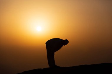 Mekke 'deki hira mağarasında dua eden hacılar. Kabe ve Suudi Arabistan' ın kutsal mekanları.